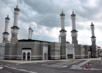 Masjid Razaleigh terletak di mukim Bandar Lama, Gua Musang.