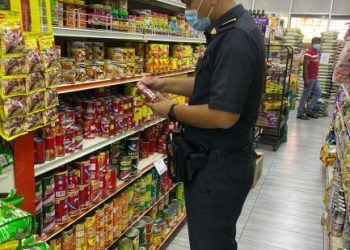 Anggota penguatkuasa KPDNHEP Selangor menjalankan pemeriksaan dan pemantauan harga barangan keperluan di premis perniagaan susulan lanjutan tempoh PKPB.