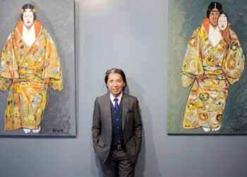 KENZO bergambar dengan hasil karyanya pada  pameran  lukisan di Paris, 16 Jun 2010.