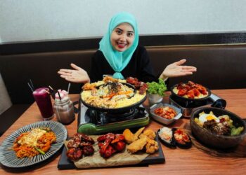 penyelia cawangan, Nurul Najihah Ahmad Shukri menunjukkan menu wajib yang menjadi pilihan utama pelanggan yang diubahsuai mengikut cita rasa tempatan.