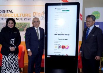 Dr. Ronald Kiandee (tengah) melancarkan aplikasi MARDI myPadi Manager di Serdang hari ini Hadir sama  Haslina Abdul Hamid (kiri) dan  Dr. Mohamad Roff Mohd Noor.