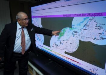 Jailan Simon menunjukkan data data cuaca yang dipapar pada monitor di Jabatan Meteorologi di Petaling Jaya.