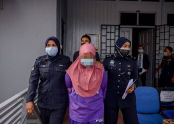 SUSPEK kes pembunuhan Siti Nor Surya Ismail dibawa keluar dari mahkamah selepas tempoh remannya dilanjutkan tujuh hari lagi oleh Mahkamah Majistret Marang di Marang, Terengganu hari ini.-UTUSAN/ PUQTRA HAIRRY ROSLI
