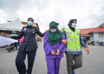 REMAJA perempuan berusia 19 tahun direman selama tujuh hari di Mahkamah Majistret Marang di Terengganu bagi membantu siasatan kes pembunuhan Siti Nor Surya Ismail.- UTUSAN/ PUQTRA HAIRRY ROSLI