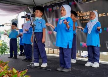 Kanak-kanak membuat persembahan nasyid dalam majlis perasmian Rumah Ngaji MB Inc.