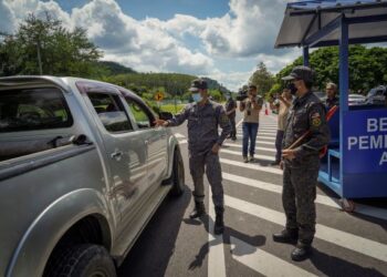 Anggota Agensi Keselamatan Sempadan (AKSEM) memeriksa kenderaan yang melalui pos keselamatan di sempadan darat laluan keselamatan sempadan Malaysia-Thailand . – Utusan/MUHAMAD IQBAL ROSLI