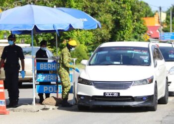 KAWASAN Kampung Pauh Lima di Kota Bharu, Kelantan yang dikenakan PKPD hingga 1 Jun depan dikawal mulai hari ini. - UTUSAN/ZULHANIFA SIDEK