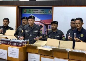 RODZI Abu Hassan menunjukkan barang yang dirampas daripada penyeluduk pada satu sidang media baru-baru ini.