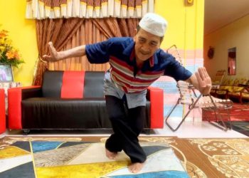 Pak Wan menunjukkan teknik tarian canggung di rumahnya di Taman Sri Intan, Repoh, Kangar, Perlis baru-baru ini.