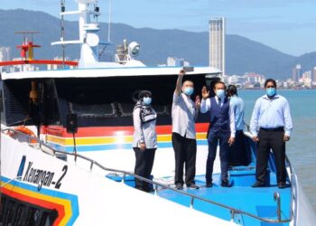 Syed Mohamad Syed Murtaza (dua, kanan)  melawat feri bot laju baharu yang bakal digunakan mulai Januari 2021 di Swettenham Pier Cruise Terminal, Georgetown., hari ini.  UTUSAN/AMIR IRSYAD OMAR