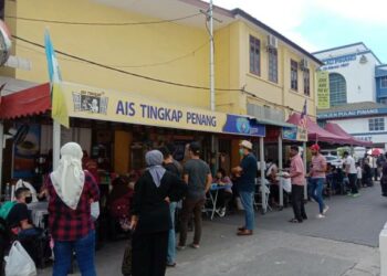 PERNIAGAAN Ais Tingkap Penang di Lebuh Tamil, Georgetown, Pulau Pinang mula menerima kunjungan ramai pelanggan.