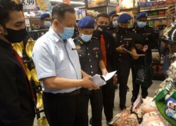 ABDUL Halim Hussain (dua dari kiri) dan Ridzuan Mat Isa (tiga dari kiri) meninjau barangan keperluan di Sam's Groceria Straits Quay, Tanjung Pinang, Pulau Pinang  hari ini.