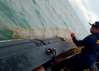 Anggota Maritim Malaysia menemukan 29 bubu naga yang diharamkan penggunaannya di perairan Pulau Pasir Hitam, Trong, dekat Taiping Sabtu lalu