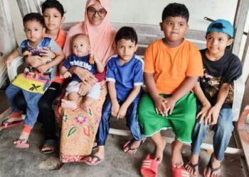 Adicky Zuliana Ab. Rahman, 37, (empat dari kanan) bersama enam daripada tujuh anaknya di Taman Gemilang Jerantut baru-baru ini.