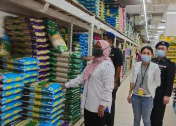 Ain Arjuna Aziz Zaman  membuat pemeriksaan barang keperluan harian di sebuah pasar raya di Sikamat dekat sini hari ini.-UTUSAN/NOR SHAFAWATI YUP