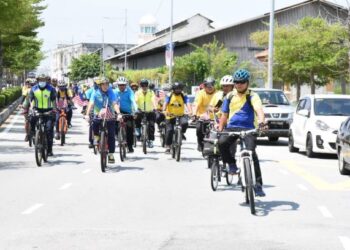 Tuanku Syed Faizuddin Putra Jamalullail bersama rombongan kayuhan bersempena sambutan Hari Kebangsaan ke-63 sejauh kira-kira 20 kilometer (km) di sekitar Pulau Pinang