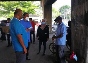 ABDUL Raouf Mokhtar (dua,kiri) dan Nazilah Idris (dua,kanan) berbual dengan seorang gelandangan di bawah jambatan di Klang Selangor hari ini. UTUSAN/ABDUL RAZAK IDRIS