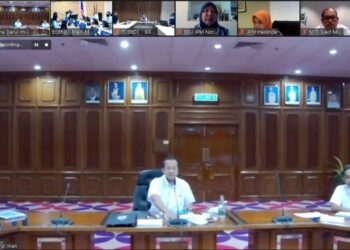 Dr. Ahmad Samsuri Mokhtar mempengerusikan mesyuarat ECERDC di Kuala Terengganu baru-baru ini . Sebelah beliau ialah Baidzawi Che Mat