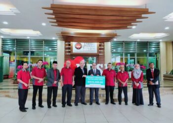 Pengurus Besar Perhubungan Strategik  Bank Islam Malaysia Berhad (BIMB), Mohd. Nazri Chik (empat, kanan)  menyampaikan  replika cek bernilai RM45,000 kepada 
Dr. Mohammad Shatar Sabran di Proton City, Tanjung Malim baru-baru ini.
