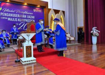 Dr. Wahid Razzaly menyampaikan Anugerah Ijazah Kehormat kepada Pengarah Urusan Kumpulan Gading Kencana, Datuk Muhamad Guntor Mansor Tobeng.-Gambar  UTHM