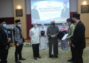 Dr. Zulkifli Mohamad Al-Bakri (tengah) beramah mesra bersama penerima selepas menyampaikan surat pelantikan kepada Pegawai Hal Ehwal Islam pada Majlis Penyerahan Surat Lantikan Kepada 52 Orang Pegawai Penyelidik Baharu Pejabat Mufti Wilayah Persekutuan di Masjid Tuanku Mizan Zainal Abidin di sini, hari ini.