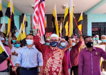 RAZMAN Zakaria (tengah) pada program menyerahkan bendera negeri kepada Jawatankuasa Pembangunan Keselamatan Kampung (JPKK) di Gunung Semanggol, Bagan Serai hari ini. - UTUSAN/WAT KAMAL ABAS