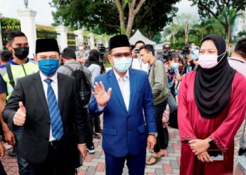 ZAINOL  Fadzi Paharuddin (tengah) bersama dua lagi ADUN Bersatu iaitu ADUN Tualang Sekah, Datuk Nolee Ashilin Mohammed Radzi (kanan) dan ADUN Kuala Kurau, Datuk Abdul Yunus Jamahri selepas menghadap Sultan Perak di Istana Kinta di Ipoh baru-baru ini. - UTUSAN/ ZULFACHRI ZULKIFLI