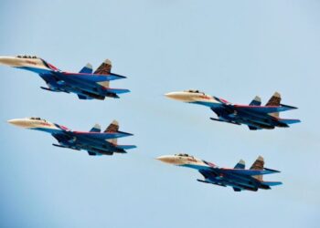 PASUKAN aerobatik antarabangsa 'Russian Knight' mempamerkan aksi dalam satu pertunjukan udara.