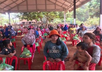 SEBAHAGIAN penerima sumbangan yang terdiri daripada anak-anak yatim, miskin dan ibu-ibu tunggal 
di perkampungan Prek Saman Chlong, Kratie di Kemboja.