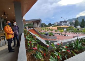 WAN Rosdy Wan Ismail (kiri) bersama Tew Kim Thin sedang berbincang di pekarangan Hotel Zenith Cameron selepas perasmian hotel tersebut di Tanah Rata. Cameron Highlands, Pahang.
UTUSAN/NIK NAIZI HUSIN