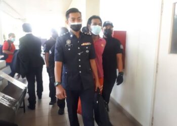 Mohd. Izuan Ismail yang didakwa membunuh rakannya dibawa ke Mahkamah Majistret Alor Setar hari ini.