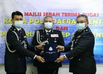 MOHD. Shahril Abdul Rahman (kiri) menyerahkan tugas kepada Zaiham Mohd. Kahar (kanan) sambil disaksikan oleh Abd. Jalil Hassan (tengah) di Balai Polis Karak di Bentong Pahang.