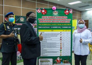 S. VEERAPAN (dua,kiri) dan Ain Arjuna pada perasmian Skim Harga Maksimum Musim Perayaan Krismas 2020 Peringkat Negeri Sembilan di Seremban 2, Seremban hari ini.-UTUSAN/MUHAMMAD IZZAT TERMIZIE.