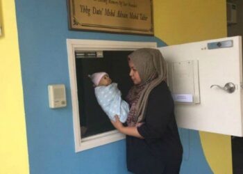 Yatt Ahmad menunjukkan tempat khas meninggalkan bayi di OrphanCARE di Petaling Jaya, Selangor.