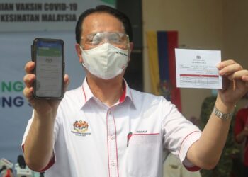 Dr. Noor Hisham Abdullah menjadi individu kedua di negara ini menerima vaksin Pfizer-BioNTech pada Program Imunisasi Covid -19 Kebangsaan di Pusat Kesihatan Daerah Putrajaya, Presint 11, di sini, hari ini. -UTUSAN/FAISOL MUSTAFA
