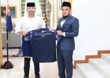 Ustaz Ebit Lew menyerahkan cenderamata berupa baju kepada Tunku Ismail Sultan Ibrahim dalam kunjungannya ke Istana Bukit Pelangi.hari ini.