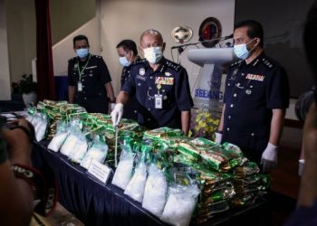 Arjunaidi  Mohamed (tengah) menunjukkan barang rampasan kes pada  sidang akhbar berhubung kejayaan JSJN di Auditorium, Tingkat 1, Menara 1, IPK Selangor pada hari ini.  - UTUSAN/ Zulfadhli Zaki