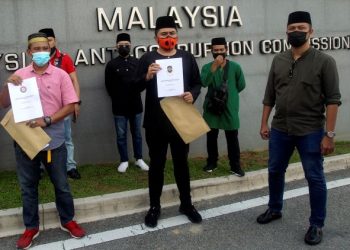 MOHD. Zulfitri Mohd Basir  (tengah) bersama Rahmadin Alimuddin (kiri) menunjukkan memorandum di pekarangan SPRM, di sini, hari ini.- UTUSAN/ FAISOL MUSTAFA