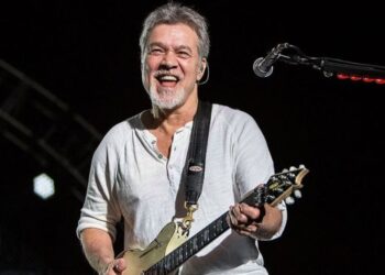 Eddie Van Halen menampilkan aksi mantap dalam satu persembahan.