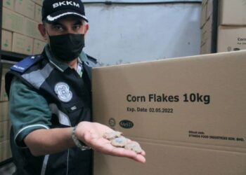 MOHD. Wazir Khalid menunjukkan antara bahan yang digunakan untuk memproses makanan yang ditumbuhi kulat atau fungus dalam serbuan di sebuah kilang memproses bijirin di Nibong Tebal, Pulau Pinang.