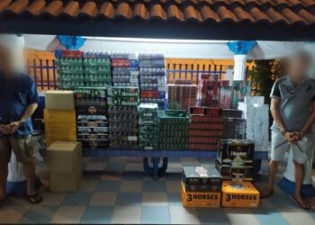 DUA lelaki tempatan ditahan polis kerana memiliki arak dan rokok seludup bernilai RM91,000 di Kampung Baru Ban Foo, Ulu Tiram, Johor, hari ini