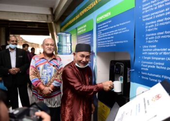 Tuan Ibrahim Tuan Man melancarkan Direct Rainwater Dispenser  
di pejabat NAHRIM 
di Seri Kembangan Selangor. Turut kelihatan Dr. Md. Nasir Md. Noh.