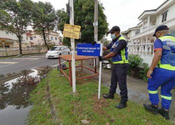 ANGGOTA penguatkuasa MPK mencabut dan menyita papan tanda tulisan Tamil di Jalan Dato Yusof Shahbudin 18E, Taman Sentosa, Klang, Selangor, kelmarin.