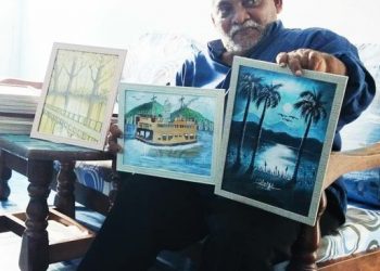 T. Sakarar menunjukkan sebahagian kecil daripada lukisannya yang masih belum terjual setakat ini.