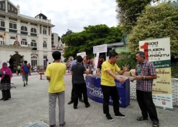 Firdaus (baju kuning) menerangkan sesuatu tentang program dakwah di Dataran Merdeka.