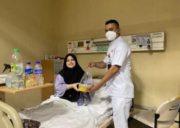 Salah seorang pesakit kanser menerima pulut kuning di Wad Kanser Hospital Sultan Ismail daripada wakil Yayasan Kanser Tunku Laksamana Jalil.
UTUSAN/FARAHWAHIDA AHMAD