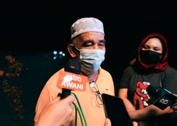 AMIT Salleh Yusof (kiri) ketika ditemui selepas mayat empat mangsa lemas ditemukan di Pantai Gorongon berhampiran Kampung Contoh, Petagas, Sabah kelmarin.