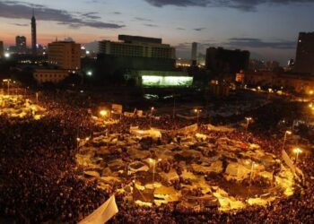 PENDUDUK Mesir yang mengadakan tunjuk perasaan antikerajaan memenuhi Dataran Tahrir, Kaherah, Mesir pada Februari 2011. – AFP