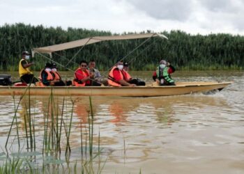 Mohd. Sharkar  Shamsudin (tengah, cermin mata hitam) melakukan tinjauan di Tasik Chini selepas merasmikan Program Sambutan Hari Alam Sekitar Negara Peringkat Pahang di Pusat Penyelidikan Tasik Chini di sini.