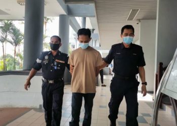 Muhamad Hafizan Mohd. Yusoff (tengah) diiiringi anggota polis selepas dihadapkan ke Mahkamah Sesyen di sini hari ini atas pertuduhan memukul isterinya menggunakan seterika pada bulan lalu di Ayer Keroh, Melaka. UTUSAN/ DIYANATUL ATIQAH ZAKARYA